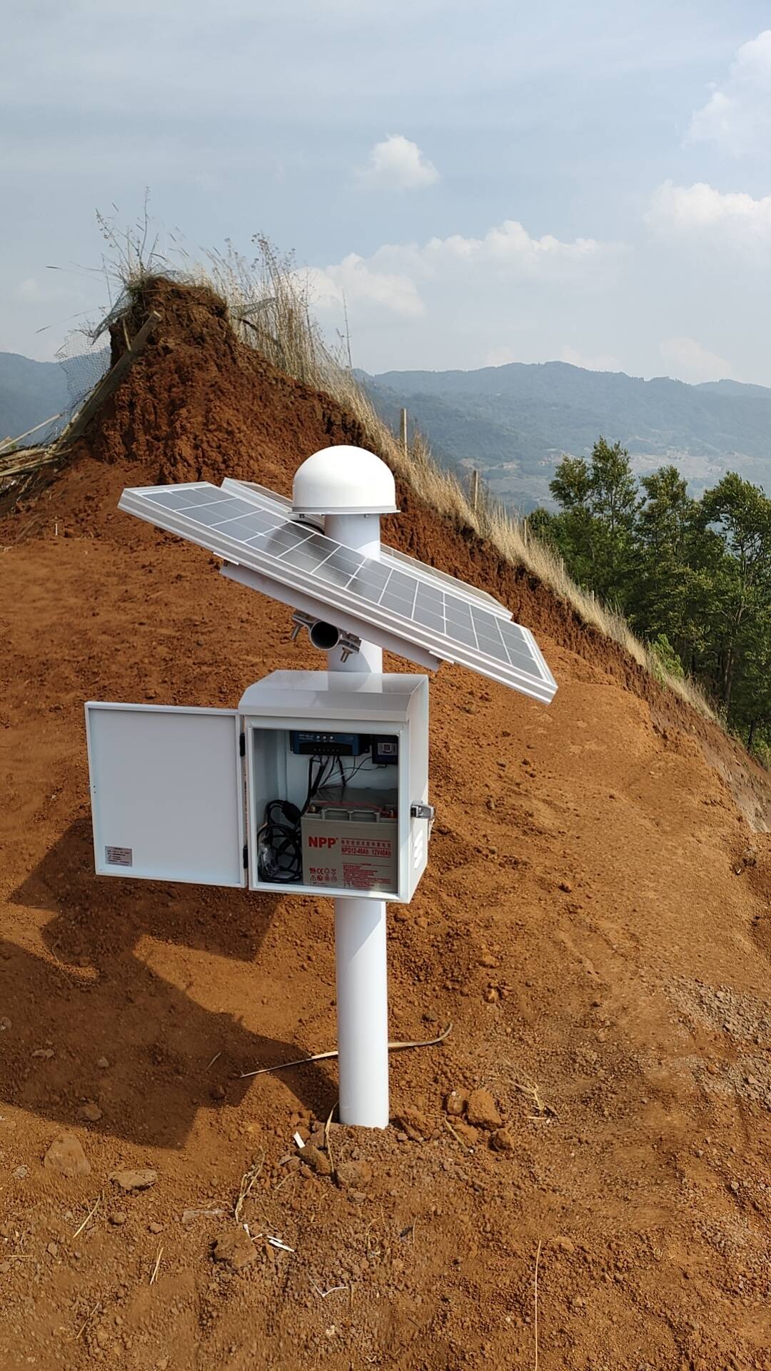 德宏州梁河縣芒東鎮(zhèn)戶那村竹平山采石場(chǎng)位移監(jiān)測(cè)站 (3).jpg